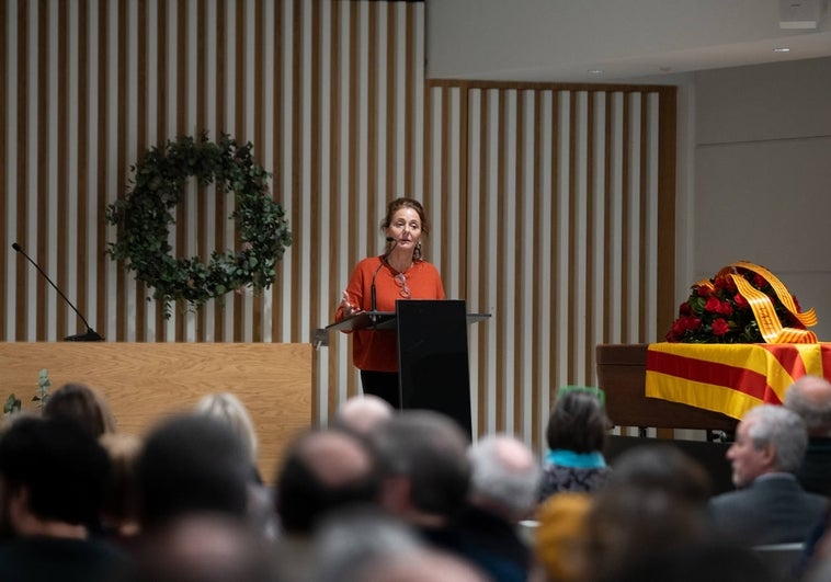 Josep Maria Espinàs            se despide cantando 'As Time Goes By' en su propio funeral