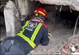 Los bomberos de Córdoba tratan de rescatar a una niña sepultada viva bajo los escombros