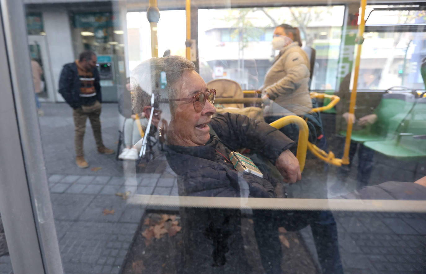 El primer día sin mascarillas en el transporte público de Córdoba, en imágenes