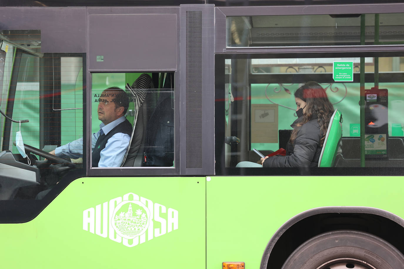 El primer día sin mascarillas en el transporte público de Córdoba, en imágenes