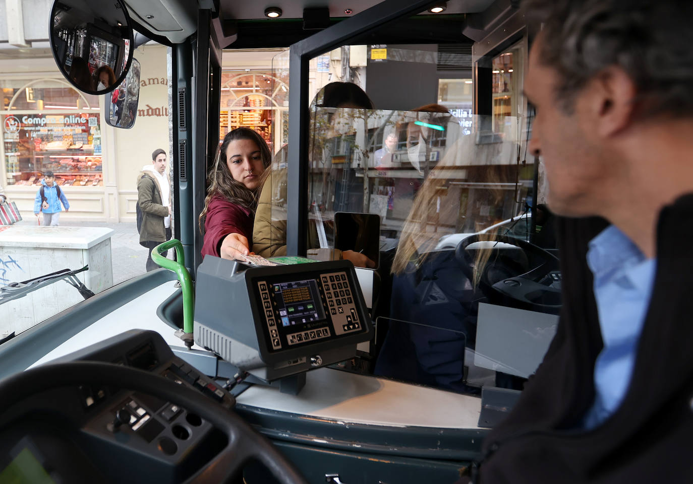 El primer día sin mascarillas en el transporte público de Córdoba, en imágenes