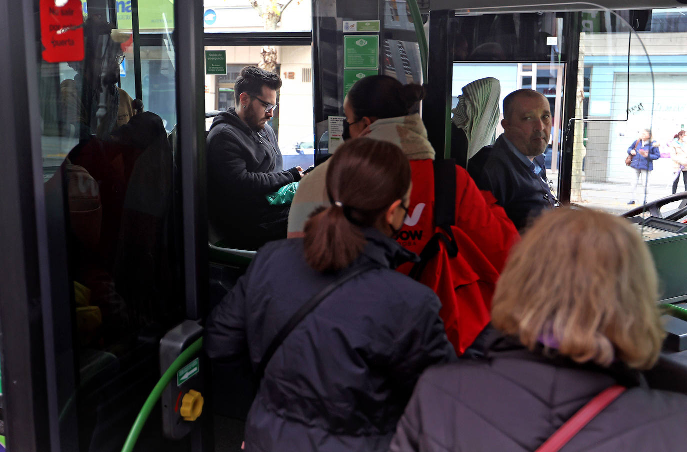 El primer día sin mascarillas en el transporte público de Córdoba, en imágenes