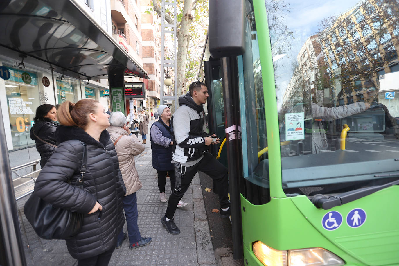 El primer día sin mascarillas en el transporte público de Córdoba, en imágenes