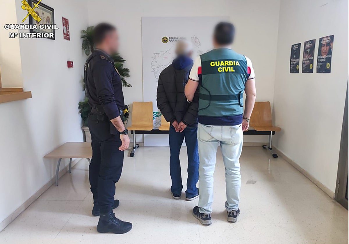 Uno de los detenidos por los robos de algarroba, custodiado por la Guardia Civil.