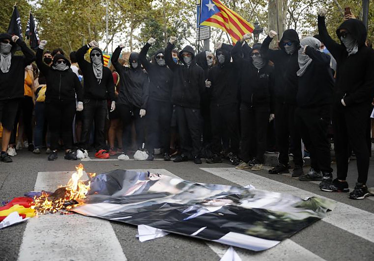 Jóvenes encapuchados durante una manifestación independentista en Barcelona