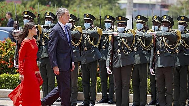 El Rey Felipe VI y la reina Letizia, antes de su encuentro con la presidenta de la Asamblea Nacional