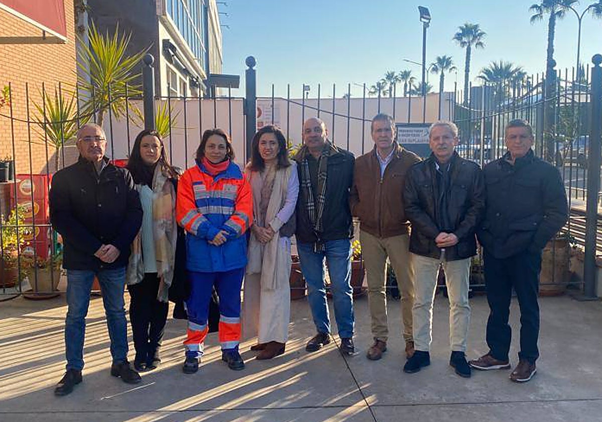 La delegada de Salud, María Jesús Botella, junto a los médicos en huelga en la reunión que mantuvieron en Palma del Río