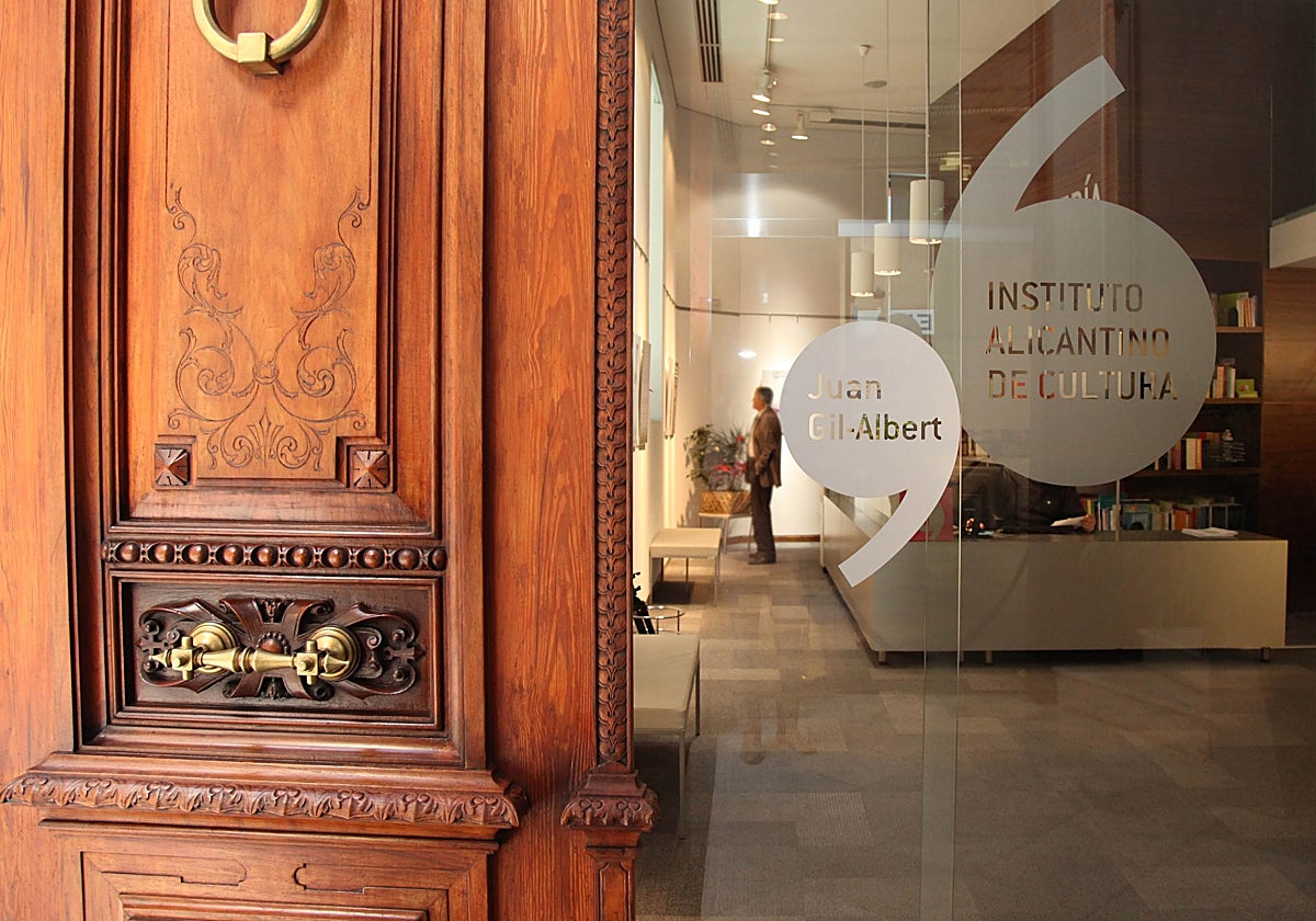 Acceso al Instituto Gil-Albert en Alicante.