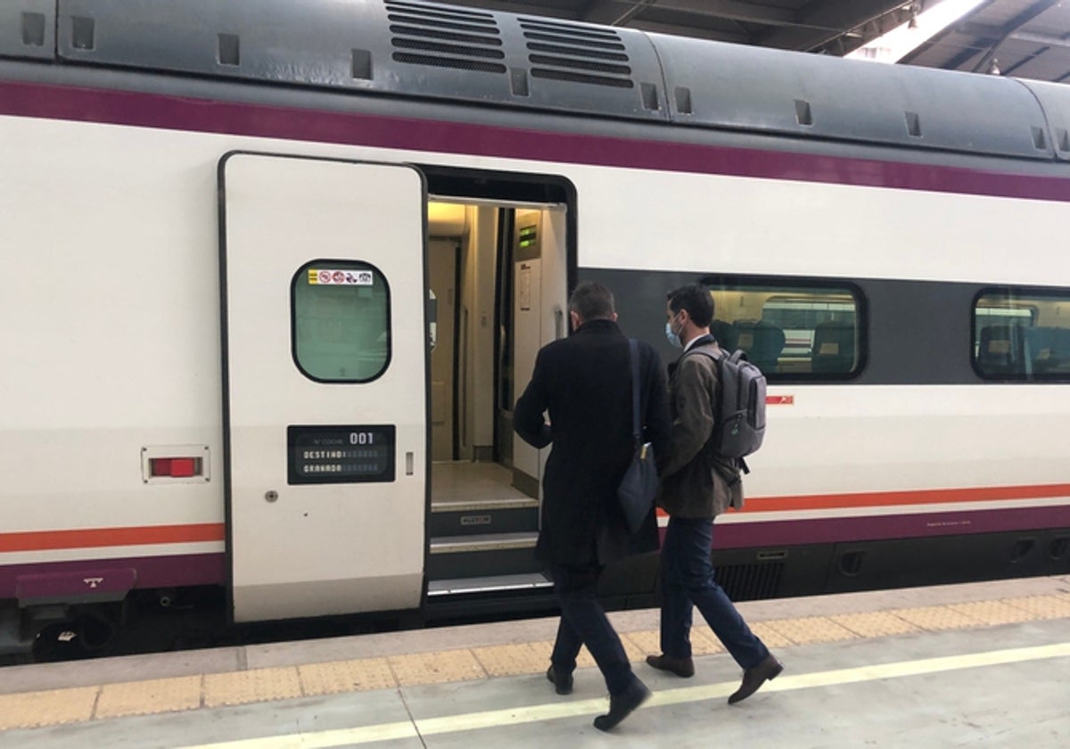 Viajeros subiendo al AVE en Málaga