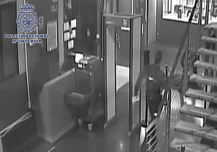 Recibe varias puñaladas en un bar y pide ayuda en la comisaría de Aranjuez, donde le salvan la vida