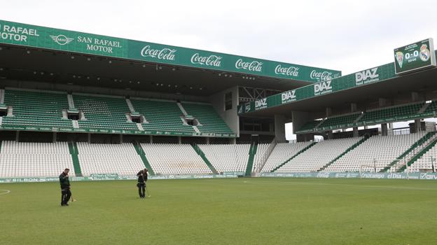 Imagen interior del estadio, ayer, con los operarios sobre el césped