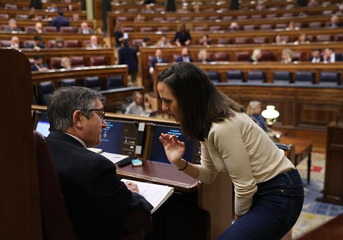 Ione Belarra conversa con Patxi López ayer en el Congreso // Vídeo: La secretaria de Estado de Igualdad, Ángela Rodríguez, insiste en preservar el consentimiento en la ley del 'solo sí es sí' (EP)