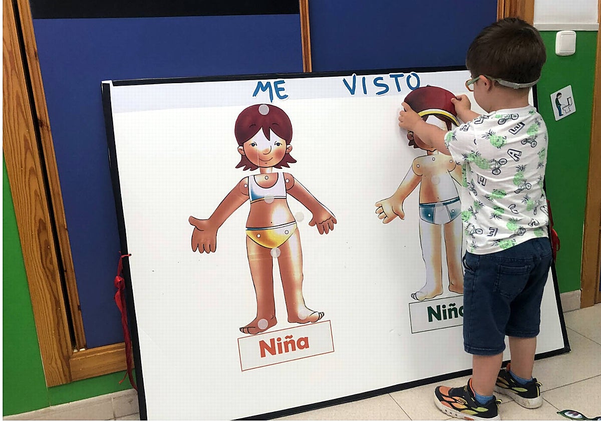 Un pequeño realiza las actividades programadas para su terapia de Atención Temprana