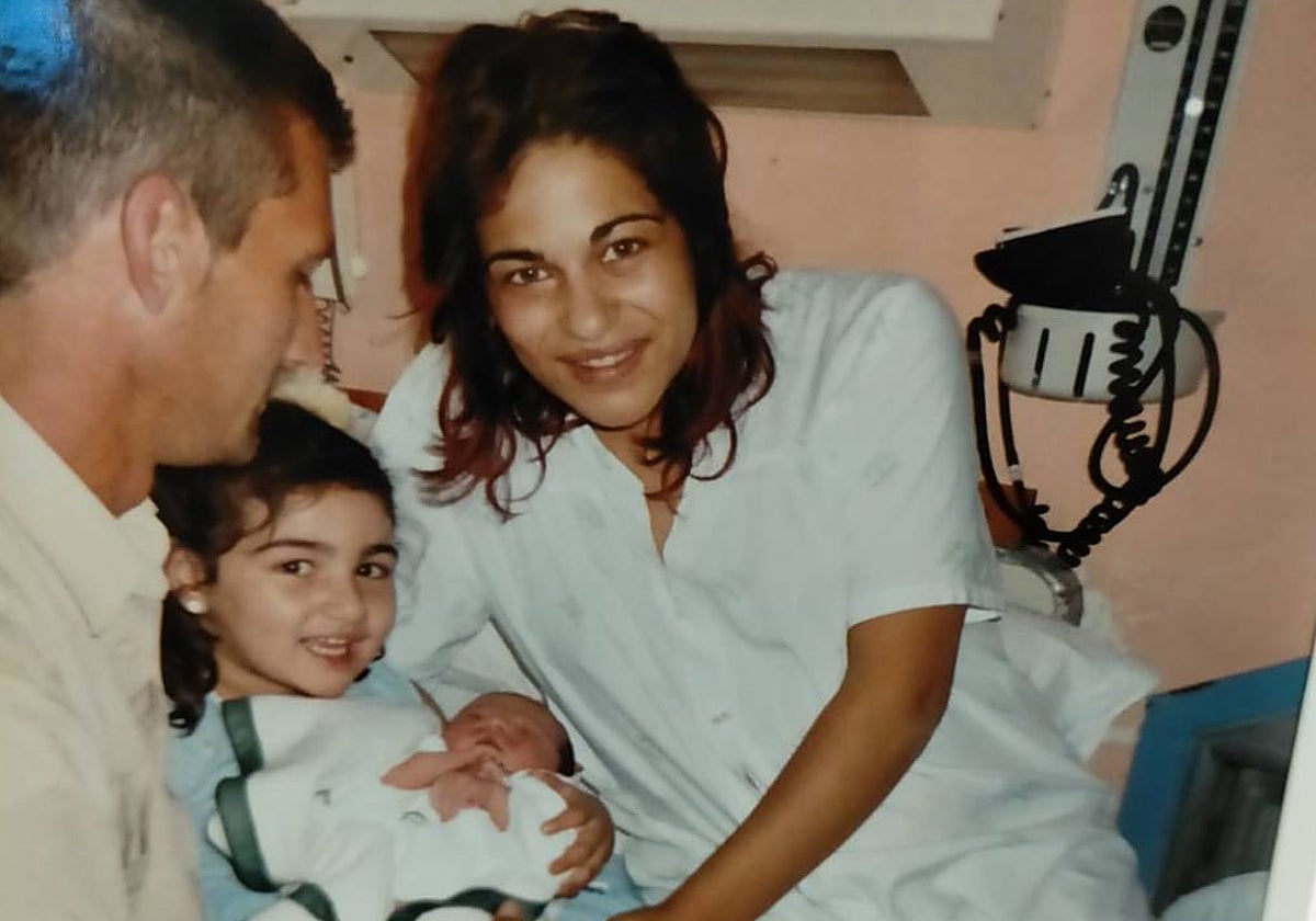 Antonio, Macarena y Míriam (hija mayor de ambos), que sostiene a David el día en que nació