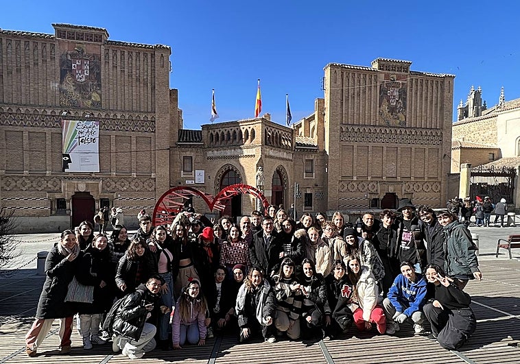 Un corazón gigante preside la plaza del Sofer tras la intervención artística de la Escuela de Arte