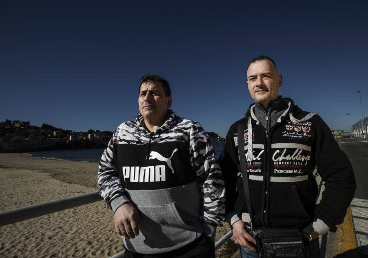 Marcos y Juan, contramaestre y marinero del Playa Menduiña Dos, esta semana en Bueu (Pontevedra)