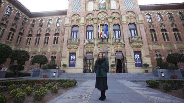 María José Polo, ante el Rectorado de la Universidad de Córdoba