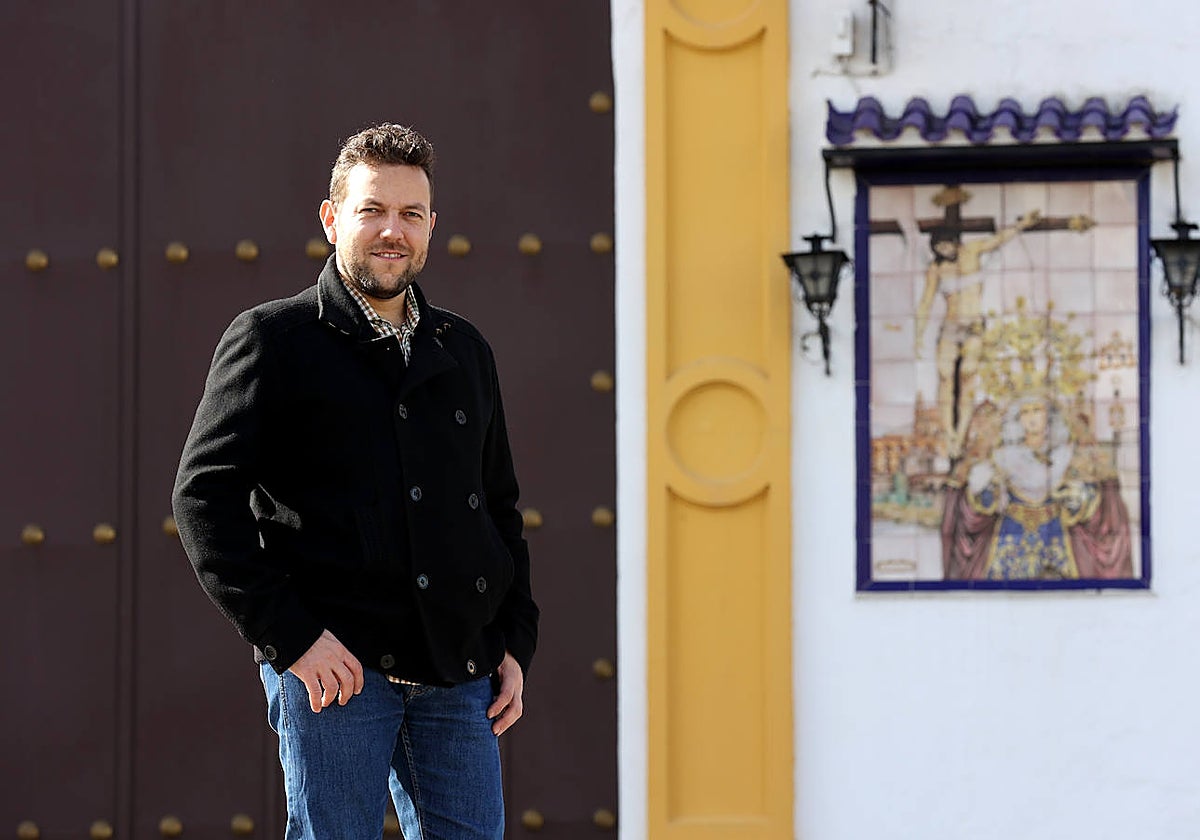 Manuel Aguilera, ante el azulejo de los titulares del Descendimiento, este sábado