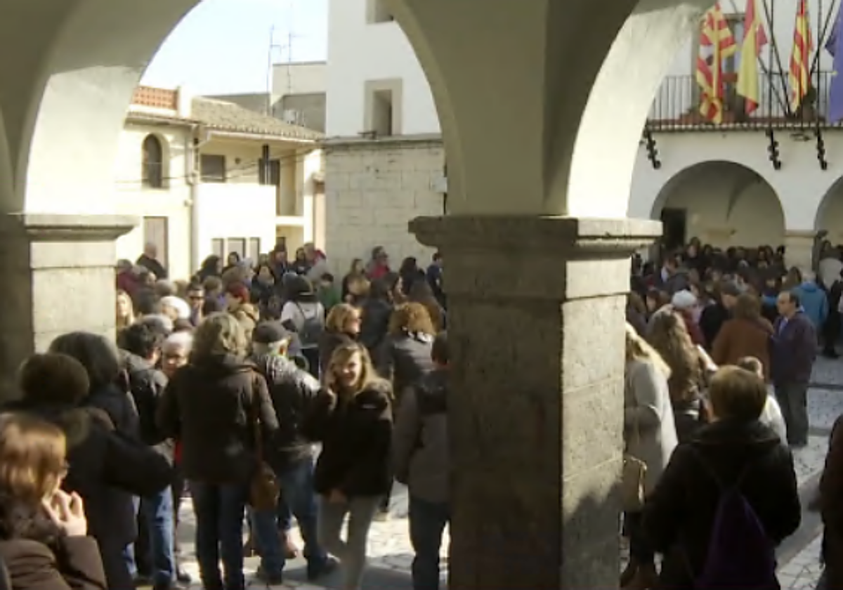 Vecinos congregados en el minuto de silencio en el Ayuntamiento de Jérica, este sábado.