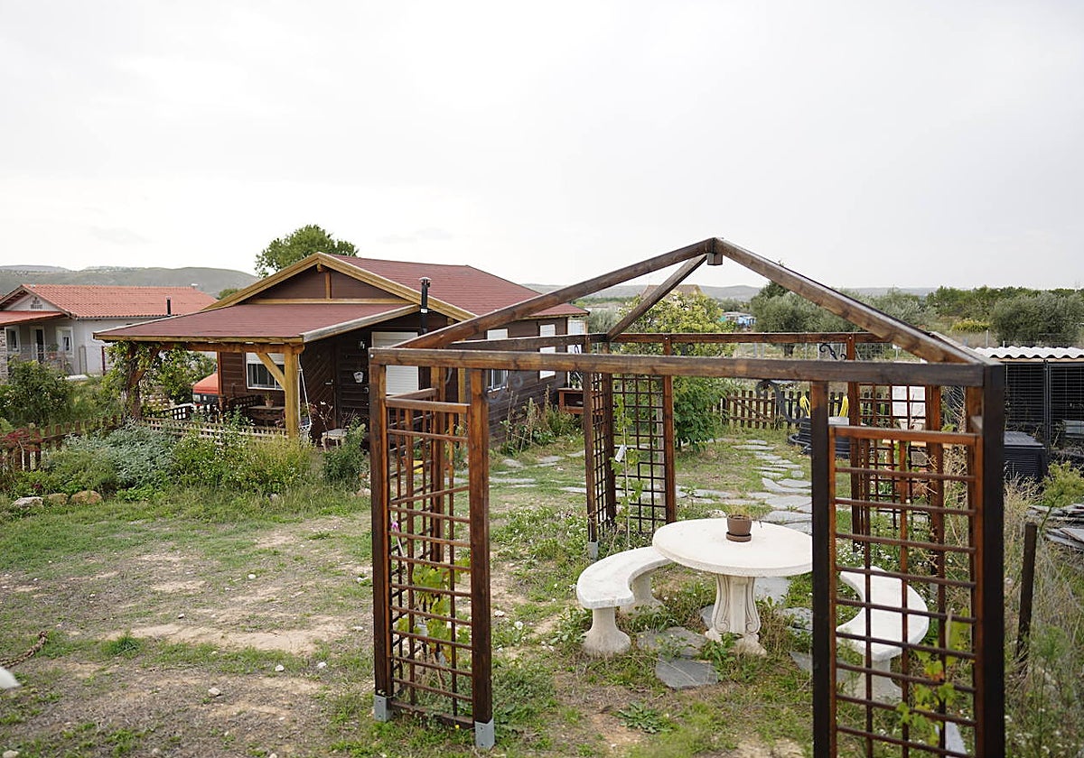 Hilera de casas prefabricadas, en la Vega del Tajuña