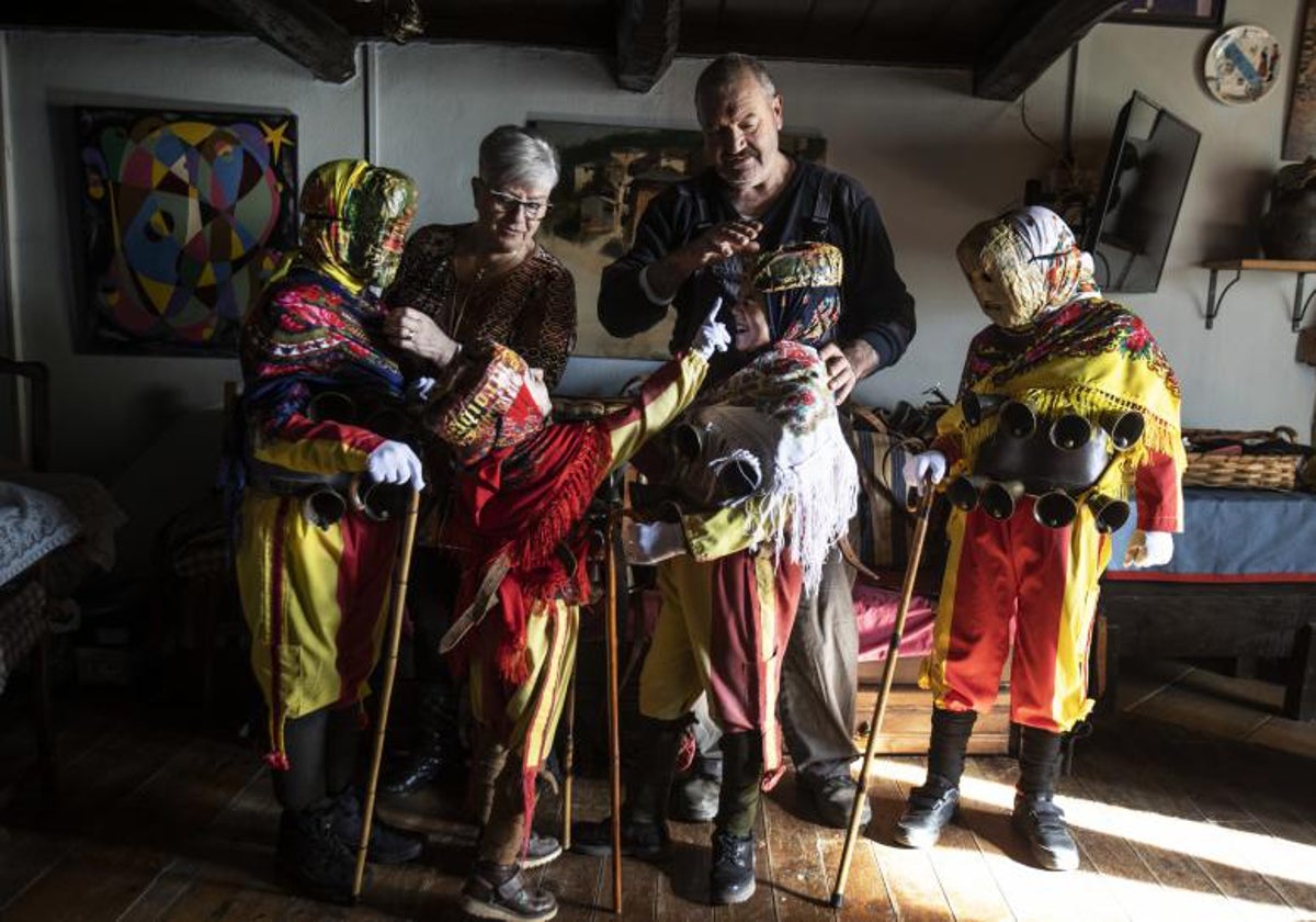 Gael, Álex, Eneko y Ona han recibido en herencia de su abuela, Beti, la pasión por el 'entroido' de Santiago de Arriba (Lugo)