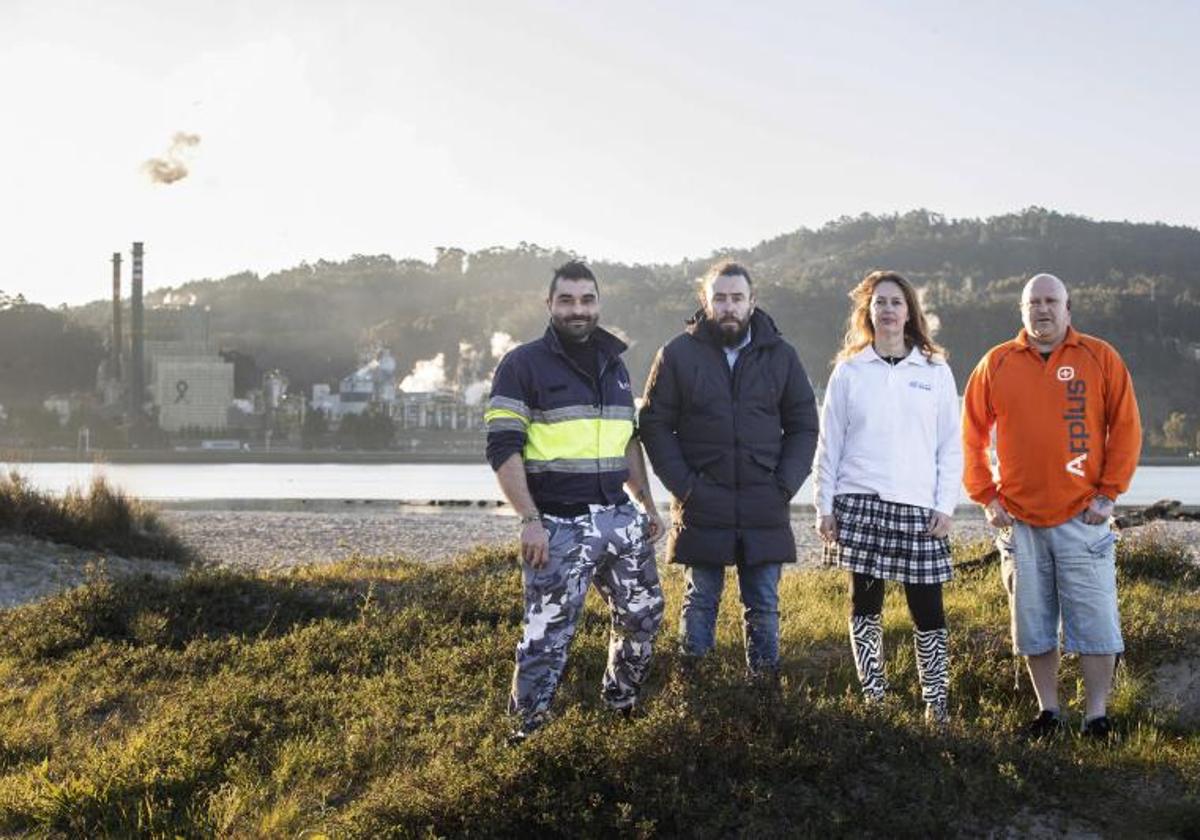 Omar, Santiago, Olatz y Jacky, con la nave de Ence y la ría tras ellos