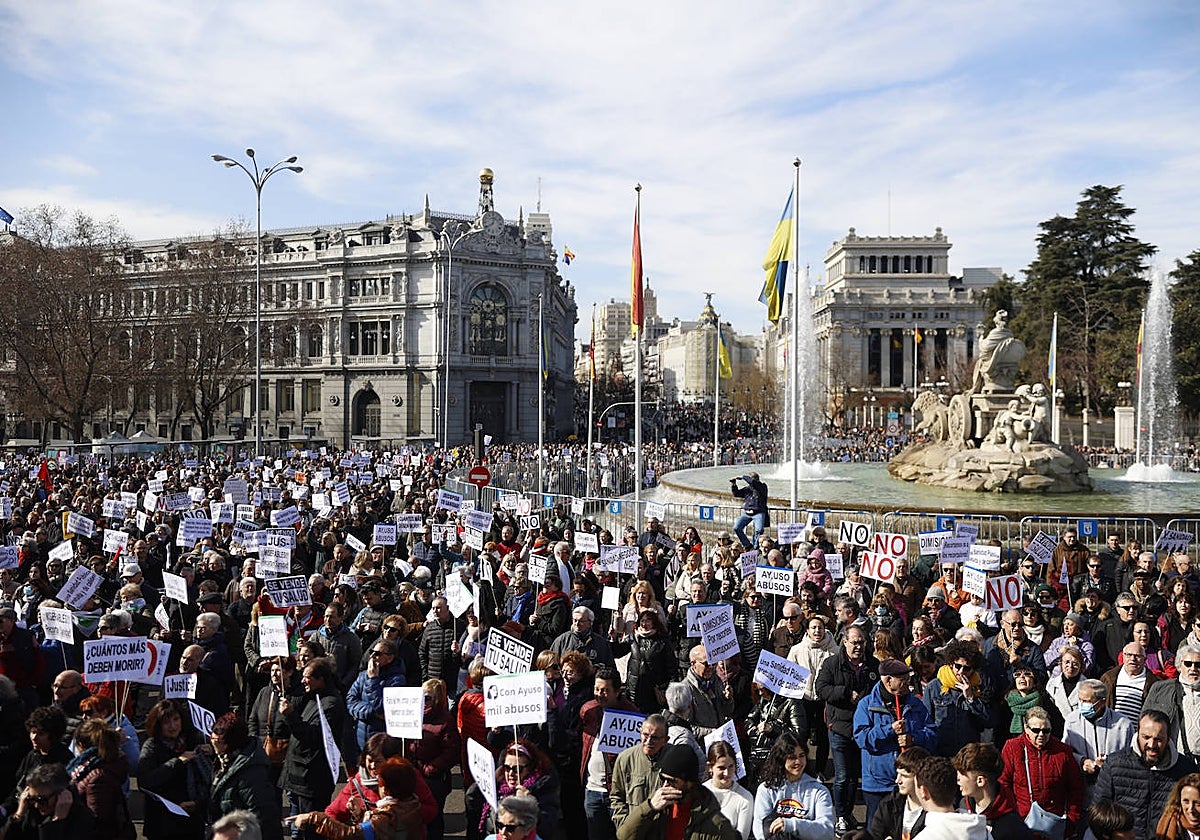 Miles de personas concentradas ya en la plaza de Cibeles y alrededores