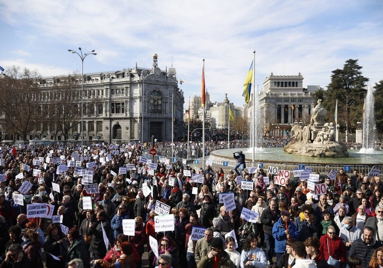 Las imágenes de la manifestación por la sanidad: cuatro columnas al encuentro en Cibeles