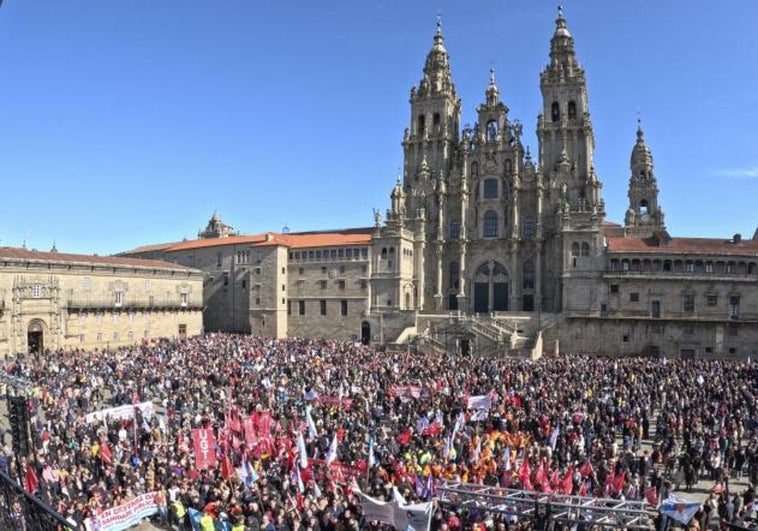 Miles de personas salen a la calle en Santiago por la sanidad pública