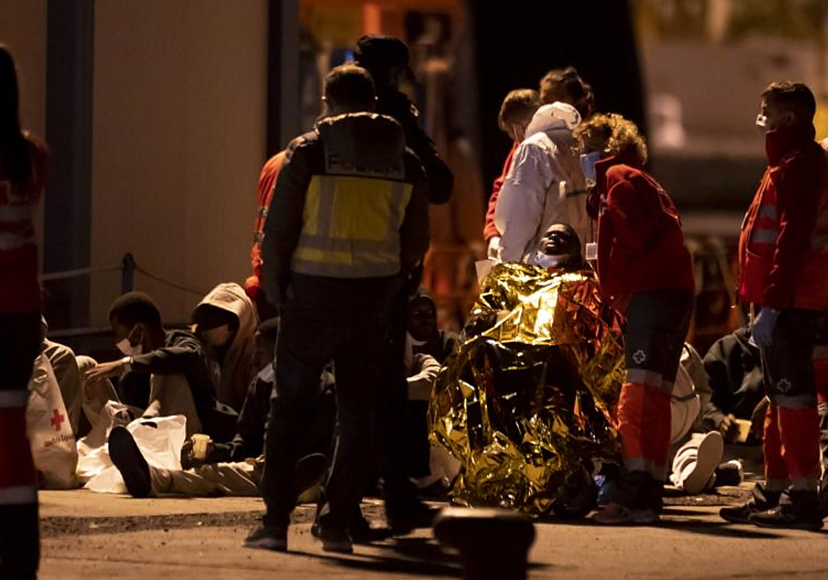 Uno de los 23 supervivientes  rescatados en Tenerife en la travesía más mortífera de Europa