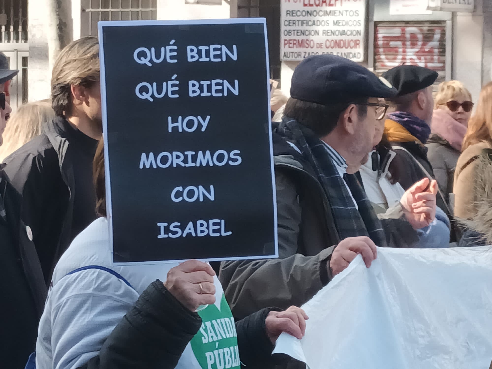 Los carteles contra Ayuso han sido una constante a lo largo de toda la protesta