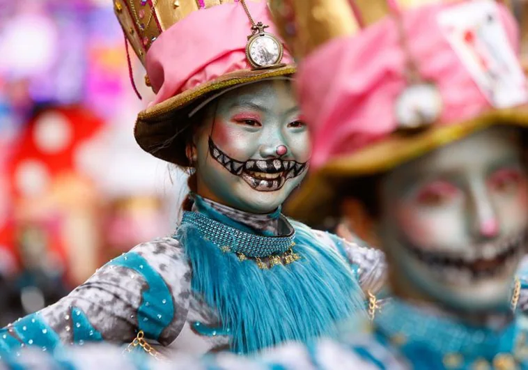 Más de 1.500 personas participan en un colorido desfile de Carnaval en Torrevieja