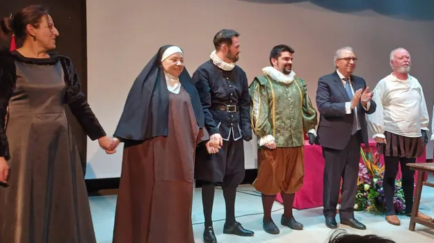 Jaime García con los actores de los cuatro pasajes teatrales del acto