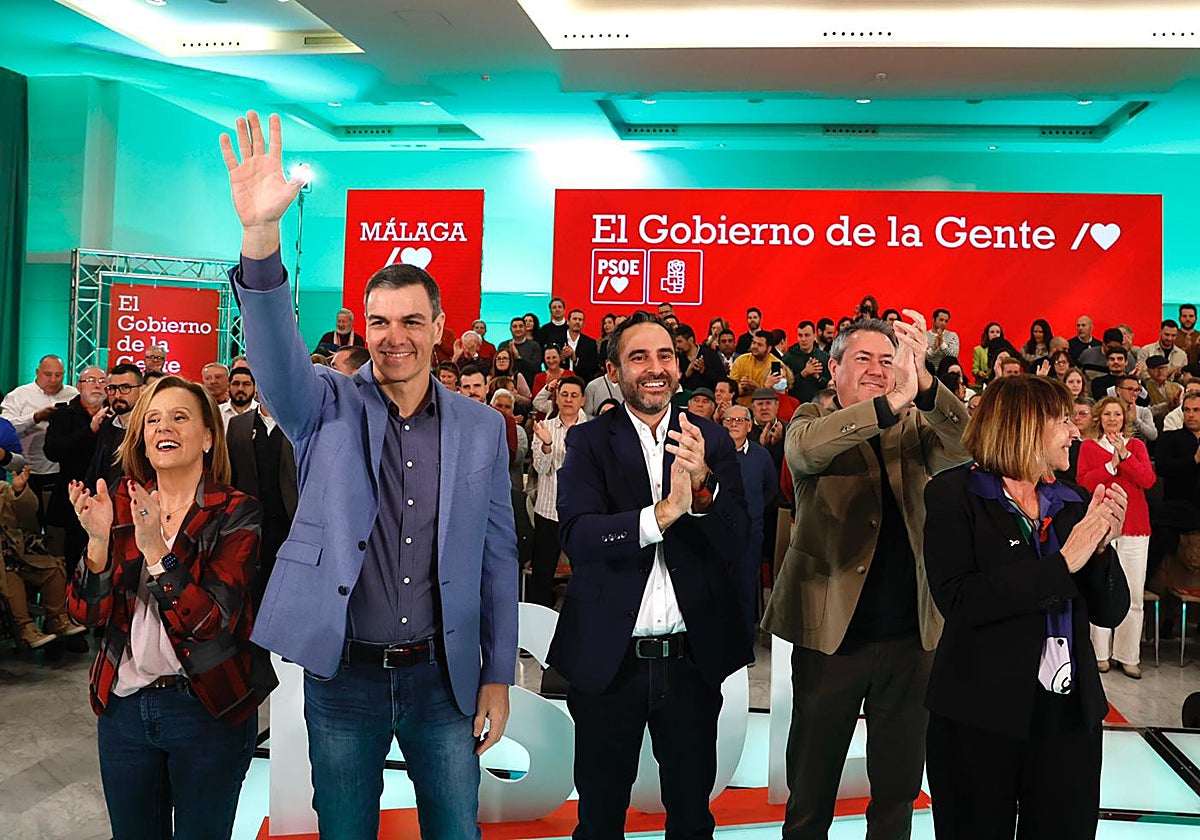 Pedro Sánchez con Daniel Pérez y Juan Espadas antes del mitin