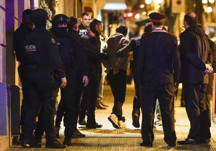 Prisión para los tres detenidos por el secuestro de un hombre y una mujer en un piso de Barcelona