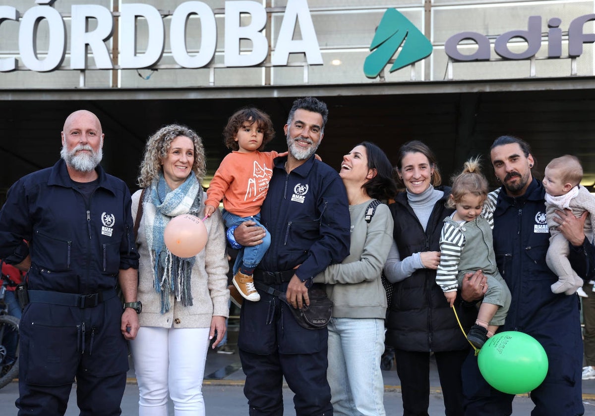 Los tres bomberos cordobeses, con sus familias, al llegar a Córdoba