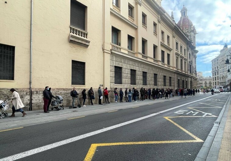 El PP denuncia las «colas inadmisibles» para tramitar el padrón en el Ayuntamiento de Valencia