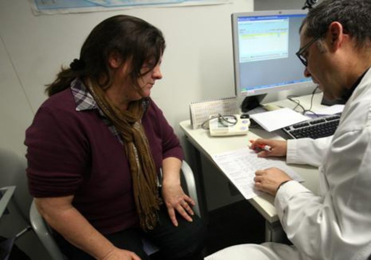 Consulta de médico de familia en una imagen de archivo