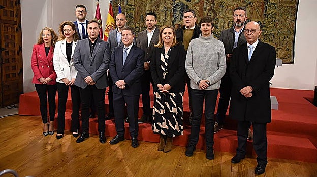 Sindicatos y Gobierno tras la firma del acuerdo