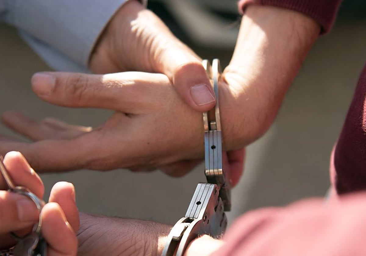 Un agente traslada a un detenido