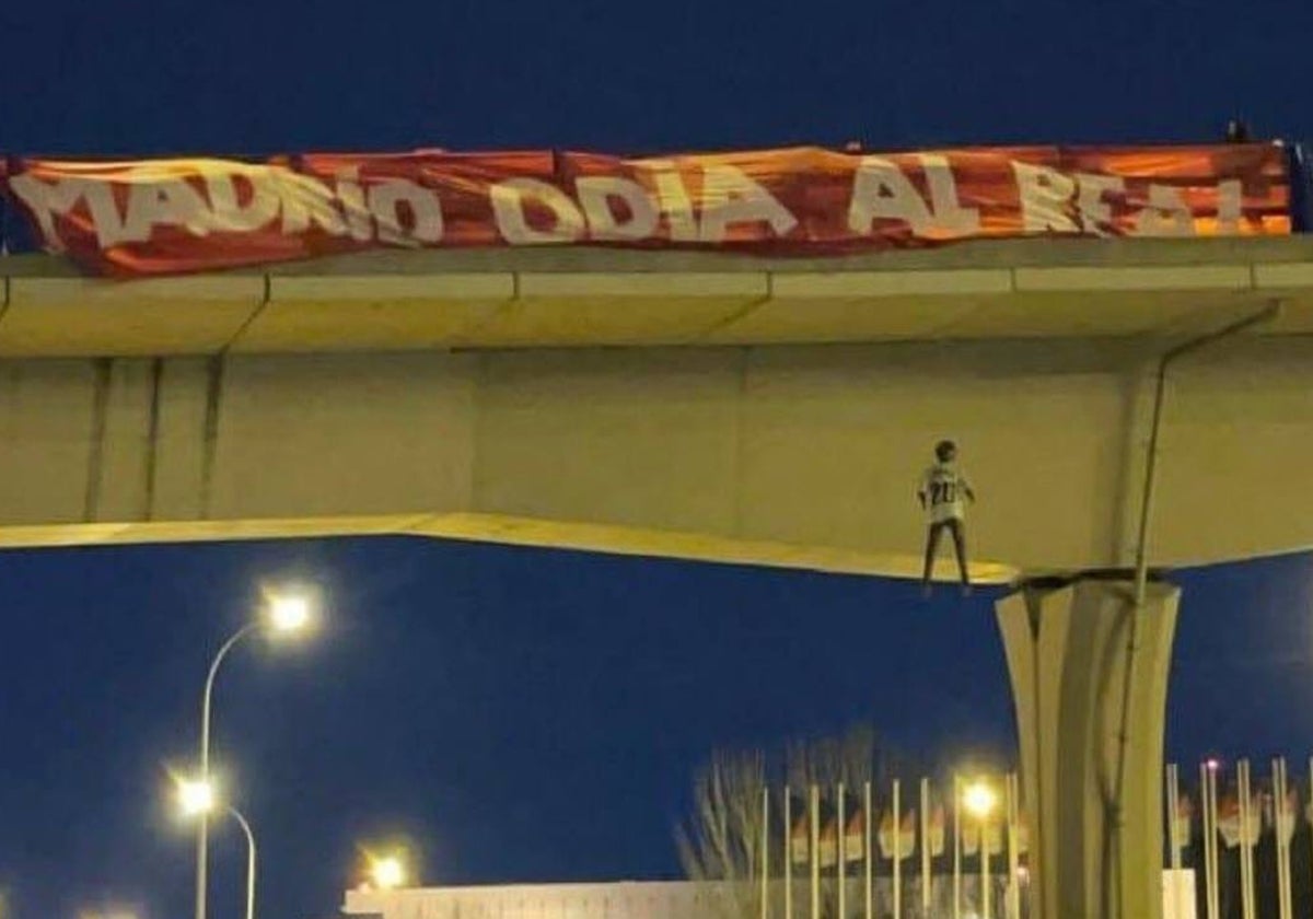 Pancarta y muñeco de Vinicius 'ahoracado' en el puente de la M-11