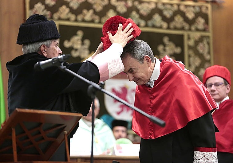 Zapatero, nuevo honoris causa de la Universidad de León: «Un país es lo que son sus universidades»