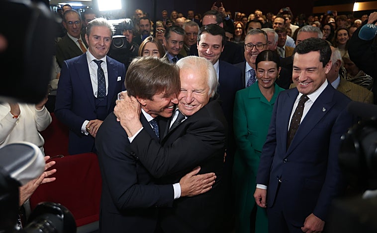 Imagen principal - Toda una vida sin acercarse, de reivindicaciones y desplantes, de juzgados, hasta que uno le dio la razón por el ADN a Manuel Díaz y el momento esperado ha llegado en el Rectorado de la Universidad de Córdoba de manera pública (antes en las redes sociales y en la intimidad). Abrazos y felicidad en el reencuentro de Manuel Díaz y su padre Manuel Benítez 'El Cordobés' 