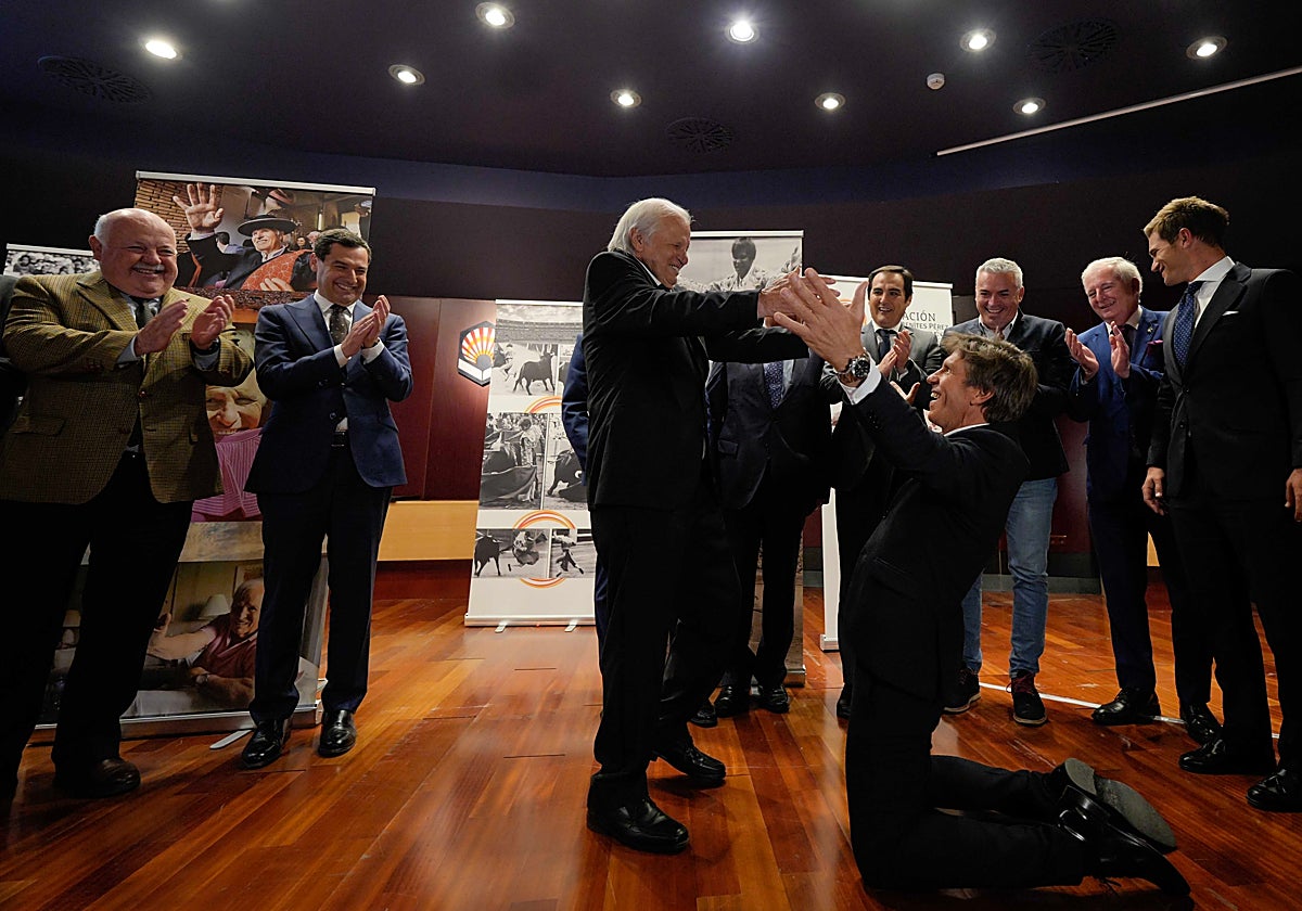 Manuel  Díaz se arrodilla ante su padre Manuel Benítez en el acto de homenaje del V Califa