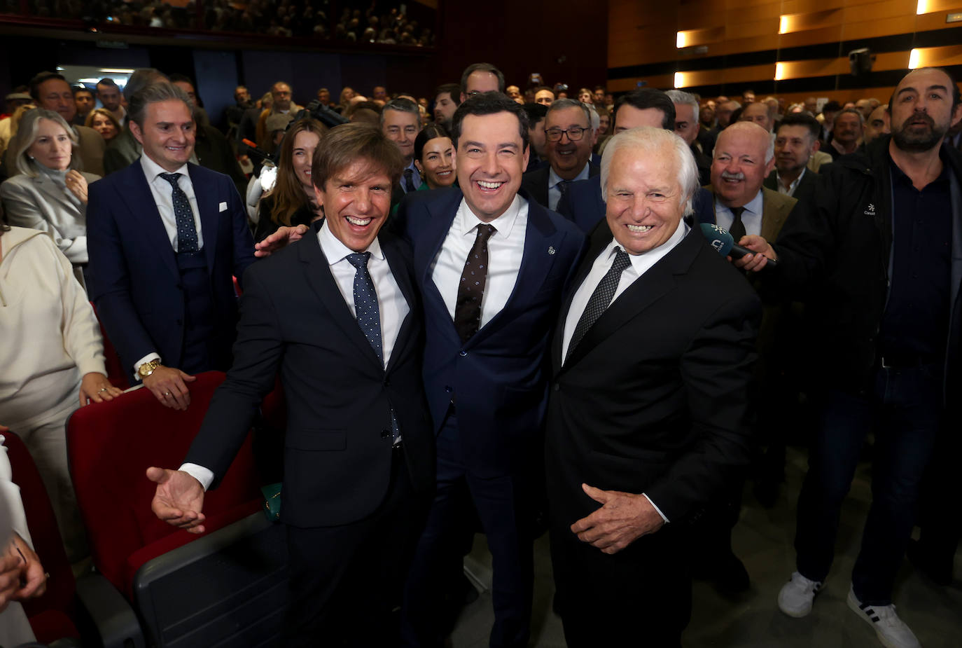 El emotivo homenaje a El Cordobés, en imágenes