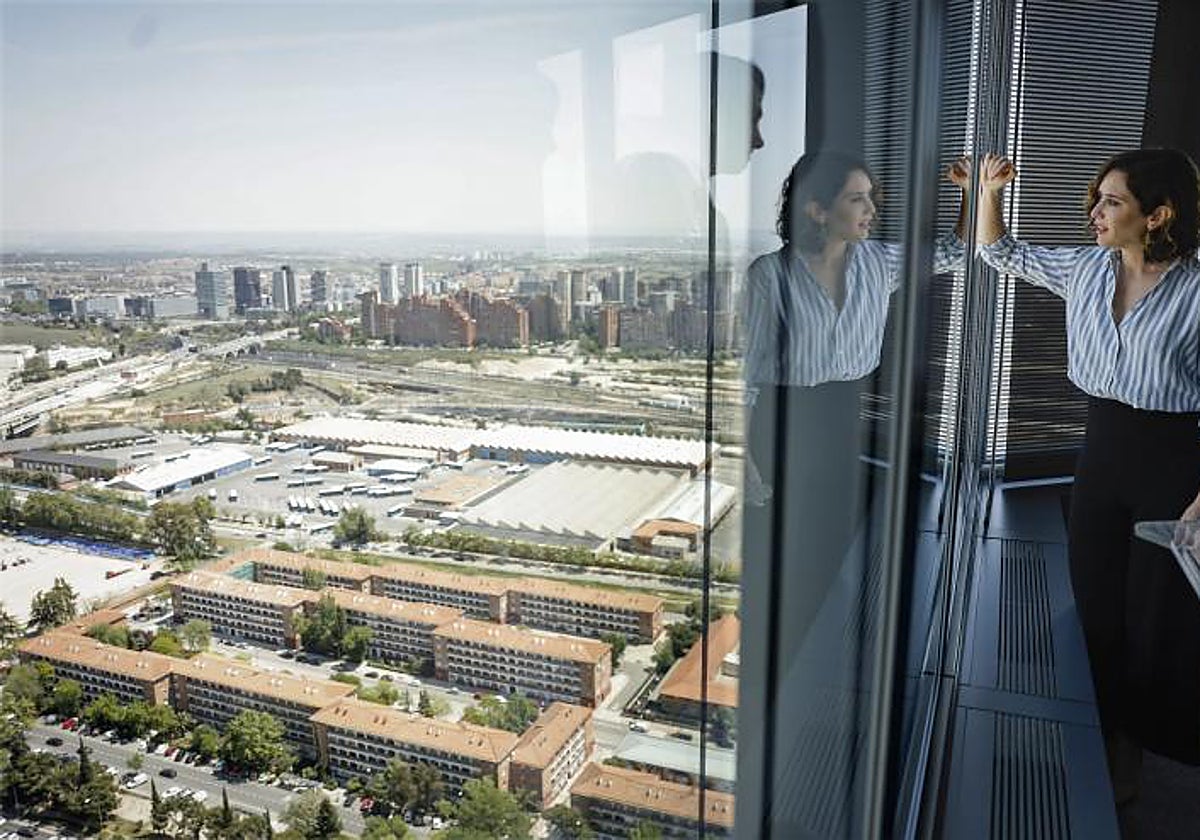 La presidenta de la Comunidad de Madrid, Isabel Díaz Ayuso, ve los terrenos de Madrid Nuevo Norte desde las torres cercanas