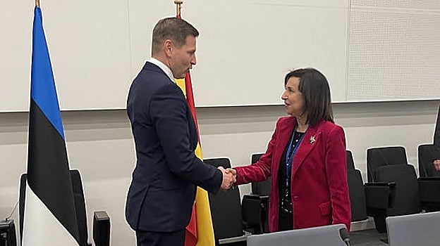 Los ministros de Defensa de Estonia, Hanno Pevkur, y España, Margarita Robles, durante su reunión bilateral