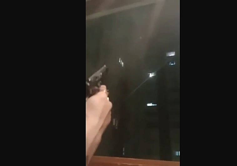 Investigan a un padre y su hijo por un vídeo viral con disparos al aire en un edificio residencial