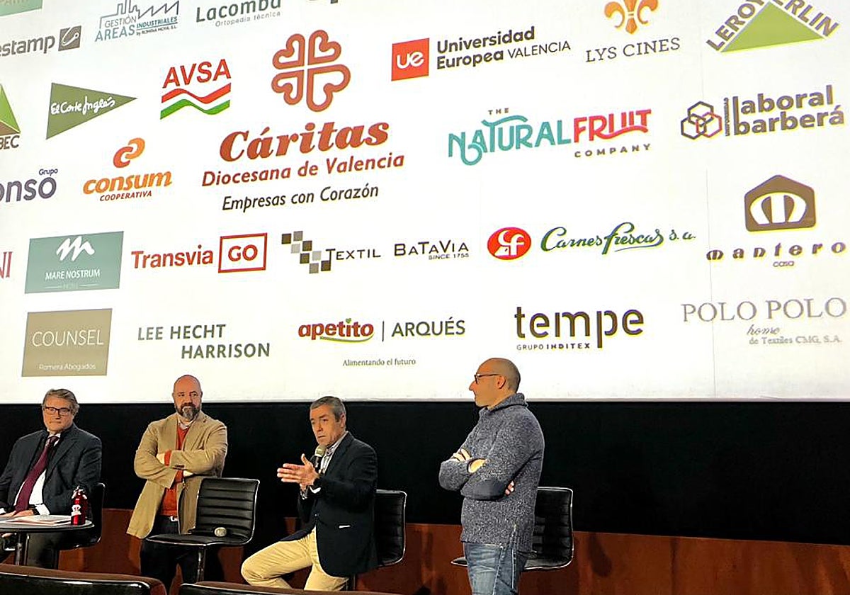 Imagen de la entregade la distinción «Empresa con Corazón» por parte de Cáritas a Global Omnium