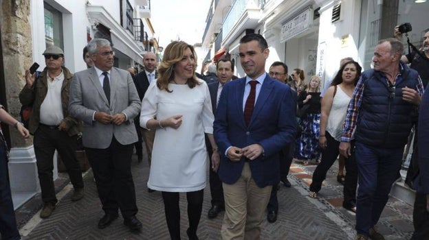 José Bernal, en un paseo por Marbella con Susana Díaz